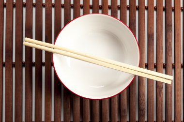 kase ve yemek çubukları