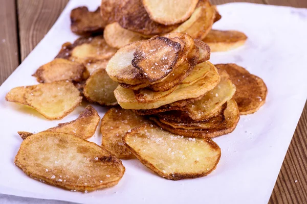 Gebratene Kartoffelscheiben - hausgemachte Pommes — Stockfoto