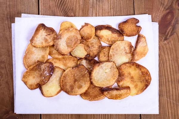 Gebratene Kartoffelscheiben - hausgemachte Pommes — Stockfoto