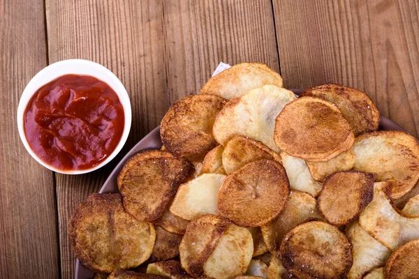 Gebratene Kartoffelscheiben - hausgemachte Pommes — Stockfoto