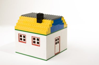 Beyaz arka plan üzerinde tuğla ev