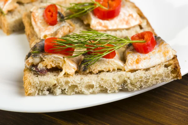 Ringa balığı, kırmızı biber ve dereotu ile sandviç — Stok fotoğraf