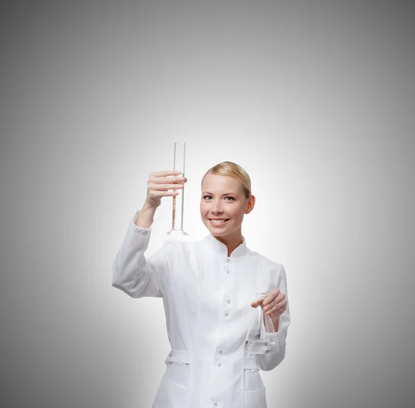 Hübsche Ärztin mit graduiertem Zylinder — Stockfoto