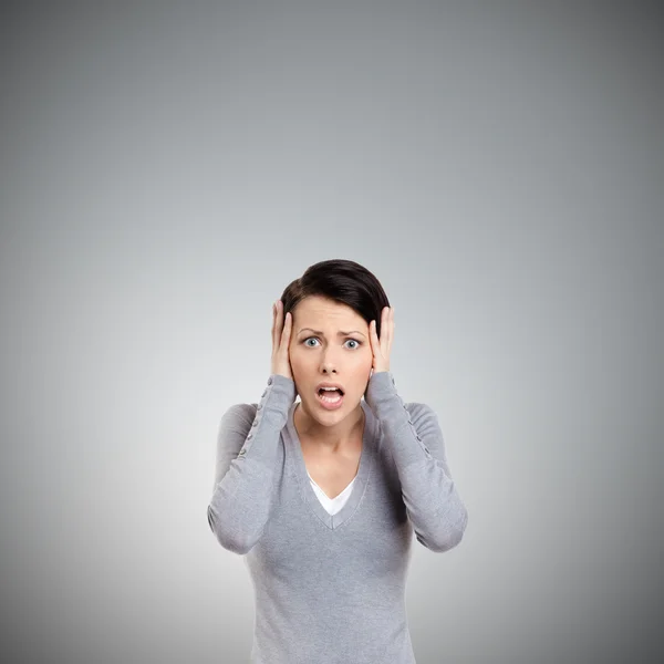 Verwarde vrouw met handen op het hoofd Stockfoto