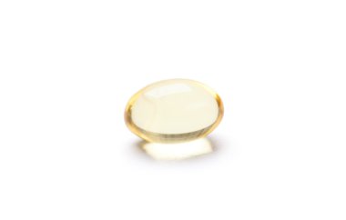 E vitamini kapsülü, beyaz arka plan üzerinde izole