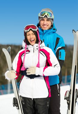 Alpler kayakçı kucaklayan varoluş portre