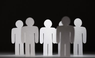 Siyah arka plan üzerine papermen grup