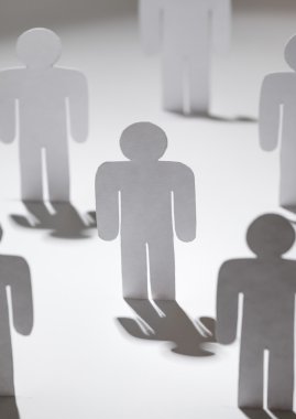 Beyaz zemin üzerine papermen grup yakın çekim