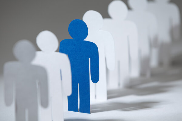 Группа бумажных кукол, стоящих в ряд
