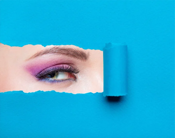 Close up of woman eye with pink make-up — Stock Photo, Image