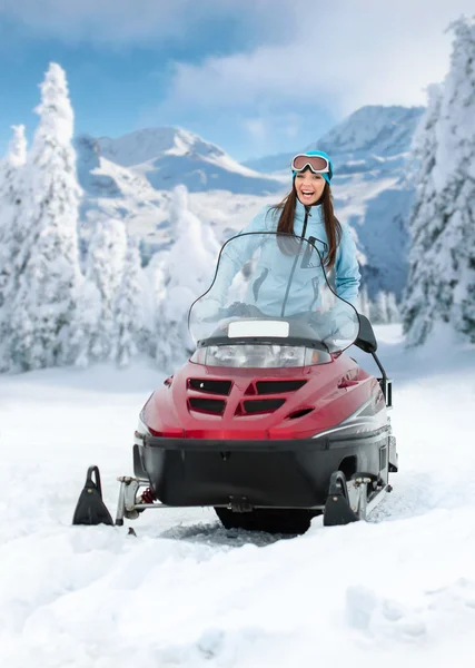 Πορτρέτο του γυναίκα σε snowmobile — Φωτογραφία Αρχείου