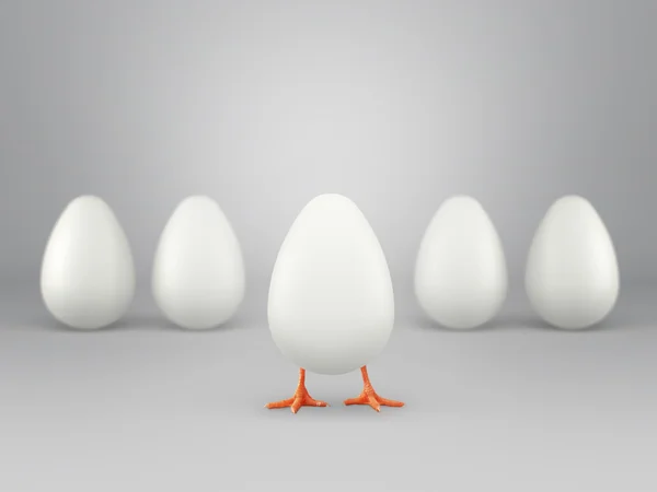 Маленький цыпленок выходит из яйца, изолированный на сером фоне — стоковое фото