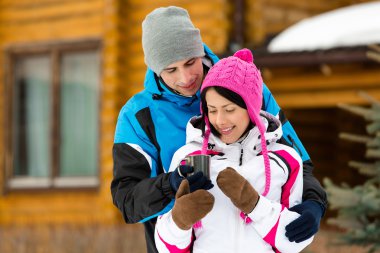 Kaç sarılma açık havada çay içer