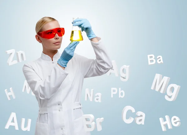 Mujer doctora haciendo combinación química en frasco Erlenmeyer — Foto de Stock