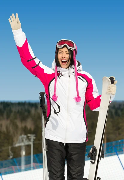 Retrato de mitad de longitud de esquiadora femenina — Foto de Stock