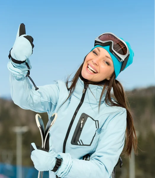 Halve lengte portret van afdaling alpineskiester thumbing omhoog — Stockfoto