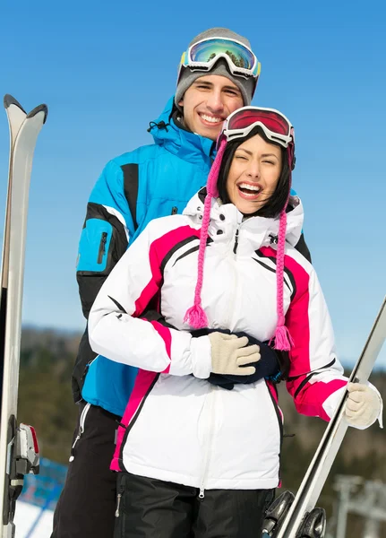 Halve lengte portret van knuffelen Alpen skiërs — Stockfoto