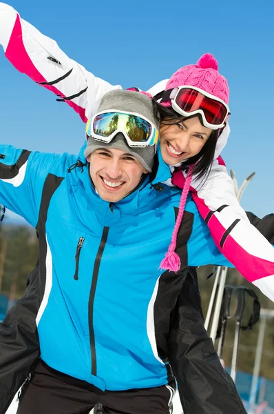 Paar van skiërs veel plezier — Stockfoto