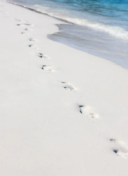 Ślady na piasku plaży — Zdjęcie stockowe