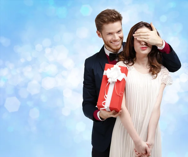 Making a surprise man closes eyes of his girlfriend — Stock Photo, Image