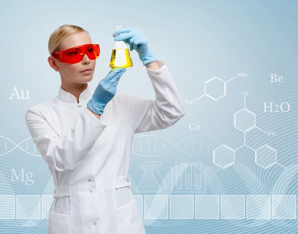 Young woman doctor hands Erlenmeyer flask — Stock Photo, Image