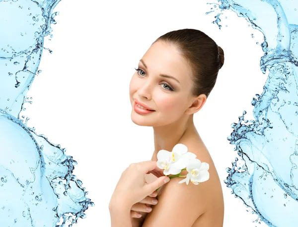 Retrato de chica desnuda entregando orquídea blanca en salpicaduras de agua —  Fotos de Stock