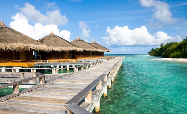 Bella vivida sulla spiaggia con le ville d'acqua — Foto Stock