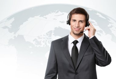 kulaklık mikrofon ile operatör koyar