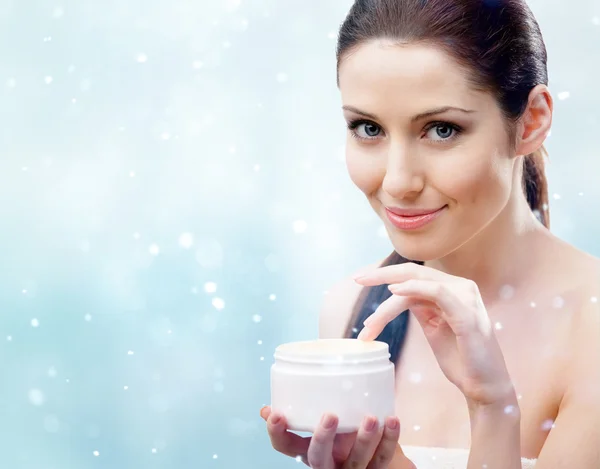 Woman starting to apply moisturizing mask — Stock Photo, Image