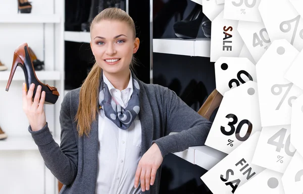 Woman chooses stylish pumps on sale — Stock Photo, Image