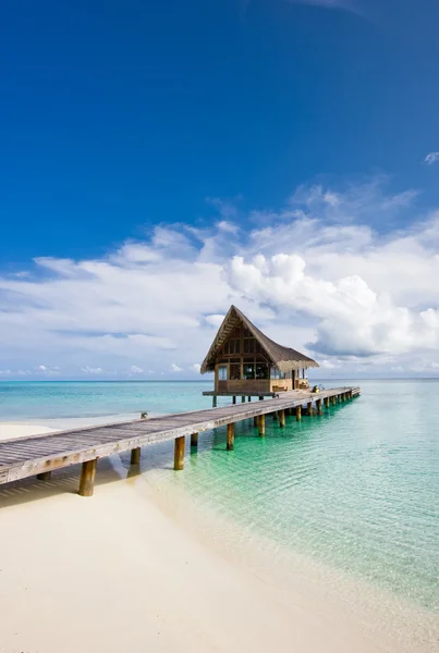 Su Villa ile plaj üzerinde güzel sahne — Stok fotoğraf