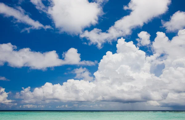 Wolken boven het strand in de Indische Oceaan — Stockfoto