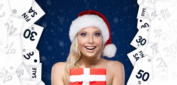 Hübsche Frau in Weihnachtsmütze Hände Artikel zu einem tollen Preis — Stockfoto