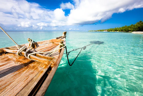 Houten boot op het water — Stockfoto