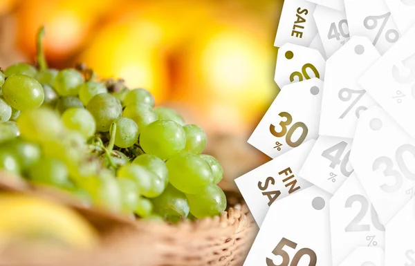 Uvas y naranjas a la venta —  Fotos de Stock