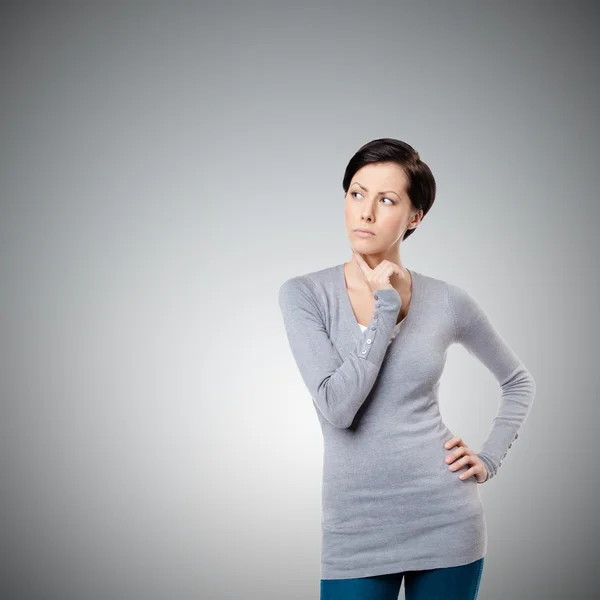 Nadenkend jonge dame — Stockfoto