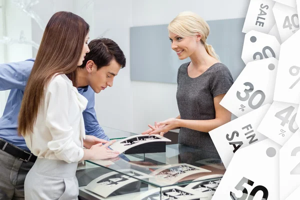 Salesperson helps couple to select jewelry — Stock Photo, Image