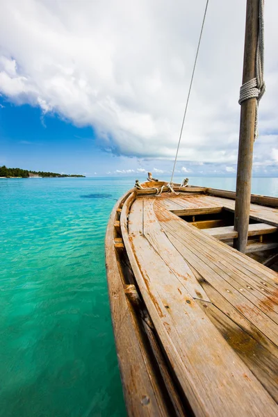 Gamla träbåt i Indiska oceanen — Stockfoto