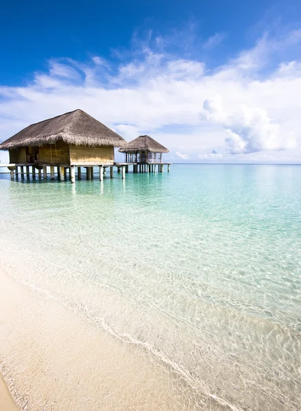 Romantische vakantie op eiland in water bungalow — Stockfoto