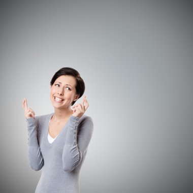 genç kadın parmakları haçlar