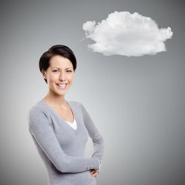 Улыбающаяся молодая женщина с облаком — стоковое фото