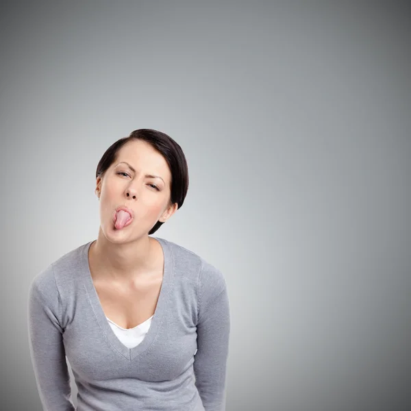 Mujer bonita dispara la lengua — Foto de Stock