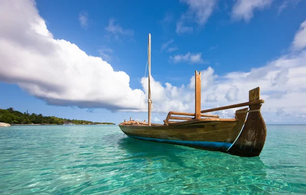 Barca a coda lunga in acqua — Foto Stock