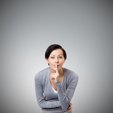 güzel kadının dudaklarına dokunmadan sessizlik hareketini gösterir