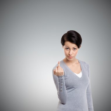 çekici kadın müstehcen parmak işaretiyle gösterilir.