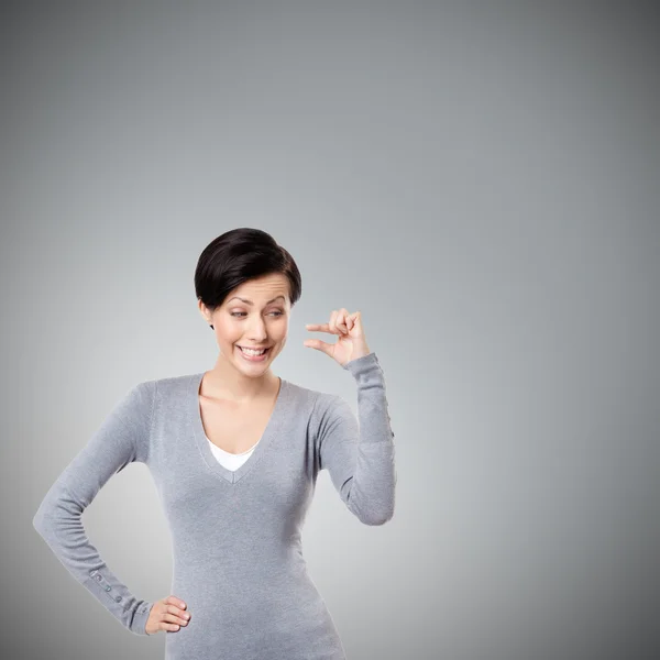 Spottende vrouw gebaren kleine hoeveelheid — Stockfoto