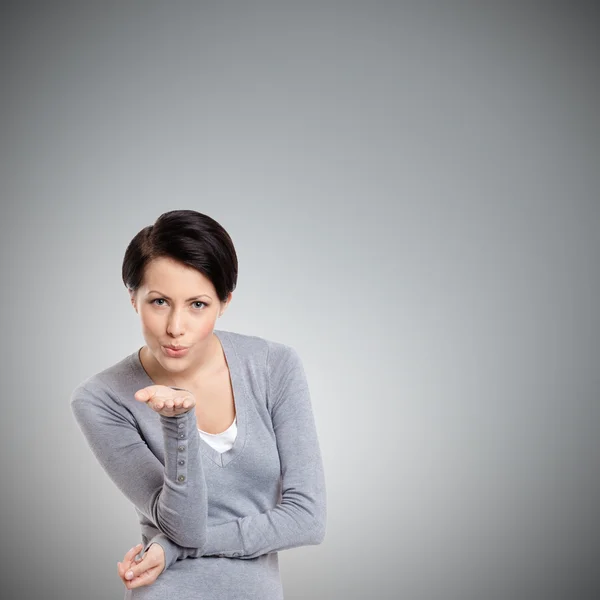 Schöne Dame wirft einen Kuss — Stockfoto