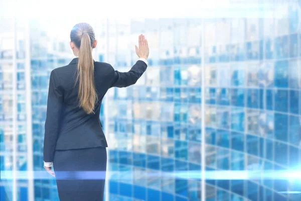 Backview van zakenvrouw zwaaien van haar hand — Stockfoto
