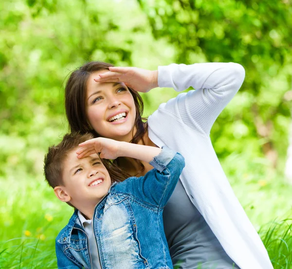 Mutter und ihr Sohn sitzen und bedecken die Augen — Stockfoto