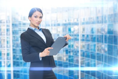 Kadın yönetici klasörle portresi